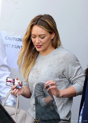 Hilary Duff con la cover regalata da Hilary Duff Italy  (19/2/2014)
Parole chiave: iphone case regalo