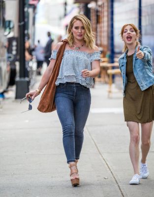 Hilary Duff e Molly Bernard sul set a Brooklyn
Parole chiave: younger