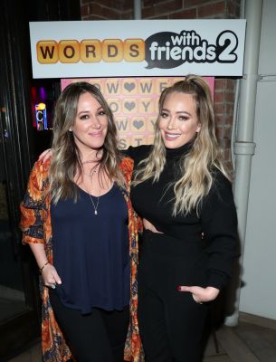 Hilary e Haylie al lancio di Words With Friends 2
Parole chiave: sorelle