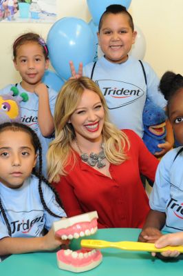 Hilary Duff al 10° anniversario di SAA (15/9/14)
Hilary Duff ha partecipato al 10° anniversario dell'iniziativa "Smiles Across America", organizzato da Trident Gum e Oral Health America
