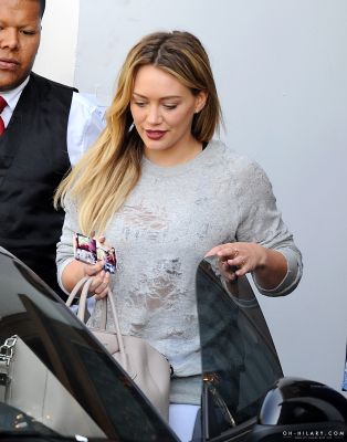 Hilary Duff con la cover regalata da Hilary Duff Italy  (19/2/2014)
Parole chiave: iphone case regalo