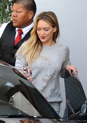 Hilary Duff con la cover regalata da Hilary Duff Italy  (19/2/2014)
Parole chiave: iphone case regalo