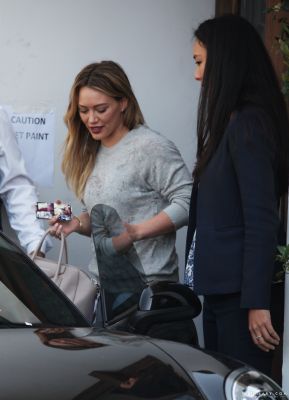 Hilary Duff con la cover regalata da Hilary Duff Italy  (19/2/2014)
Parole chiave: iphone case regalo