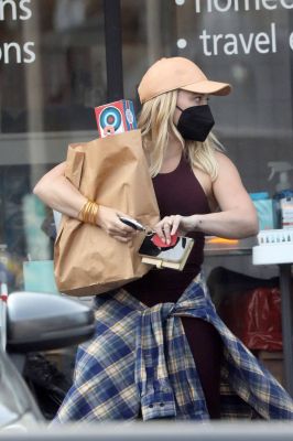 Hilary-Duff-shopping-da-Ralphs-a-Los-Angeles-1
