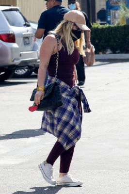Hilary-Duff-shopping-da-Ralphs-a-Los-Angeles-11
