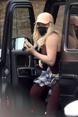 Hilary-Duff-shopping-da-Ralphs-a-Los-Angeles-3
