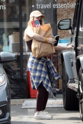 Hilary-Duff-shopping-da-Ralphs-a-Los-Angeles-5
