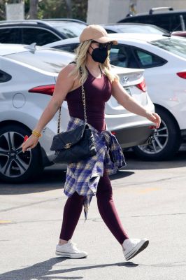 Hilary-Duff-shopping-da-Ralphs-a-Los-Angeles-8
