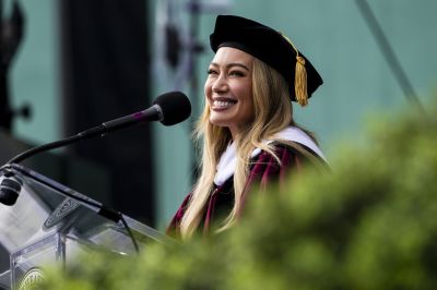 hilary-duff-Discorso-Northeastern-University-3.jpg
