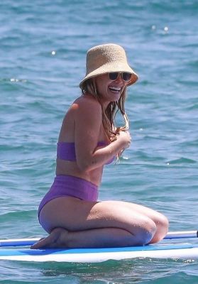 Hilary Duff in bikini a Malibu
