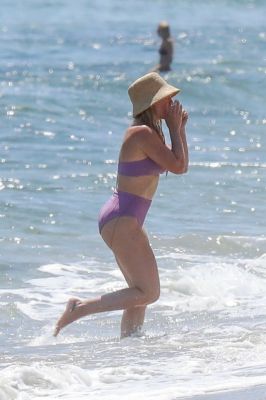 Hilary Duff in bikini a Malibu
