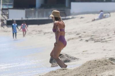 Hilary Duff in bikini a Malibu
