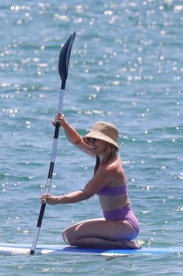 Hilary Duff in bikini a Malibu
