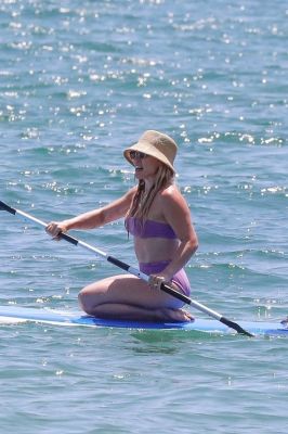 Hilary Duff in bikini a Malibu
