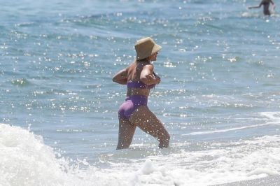 Hilary Duff in bikini a Malibu
