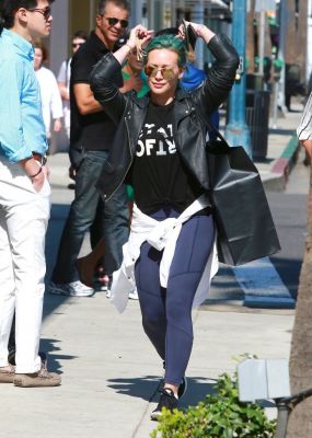 Hilary Duff shopping a Beverly Hills
Parole chiave: blue hair