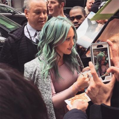 Hilary firma autografi, New York (HilaryNews)
Parole chiave: tweet
