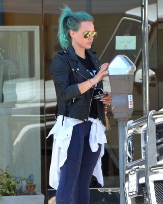 Hilary Duff shopping a Beverly Hills
Parole chiave: blue hair