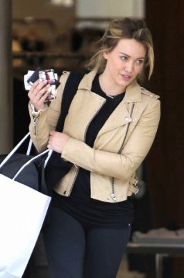 Hilary Duff con la cover regalata da Hilary Duff Italy
