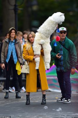 Hilary Duff sul set di Lizzie McGuire
Parole chiave: lizzie