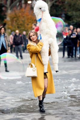 Hilary Duff sul set di Lizzie McGuire
Parole chiave: lizzie