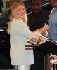 hilary-duff-cbs-7-11-23-firma-autografi.jpg