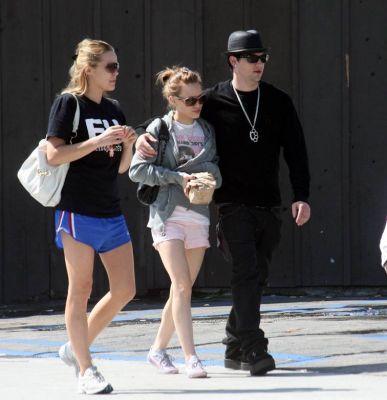 hilaryd-dot-org_moes-burbank-2006aug19-003.jpg