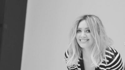Hilary Duff nel backstage di Cosmopolitan
