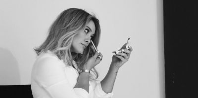 Hilary Duff nel backstage di Cosmopolitan
