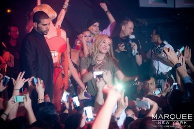 Presentazione di Chasing the Sun
Hilary Duff presenta il nuovo singolo "Chasing the Sun" al Marquee di New York
