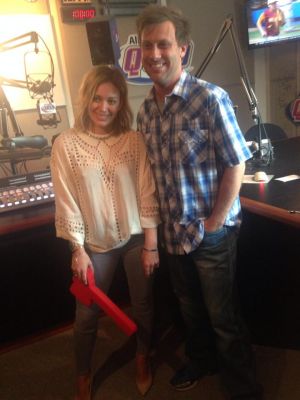 Intervista per Q100
Hilary Duff promuove il nuovo singolo "All About You" a Q100

