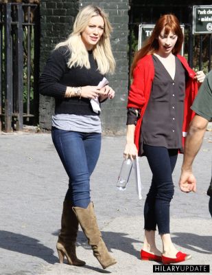 Hilary Duff sul set della seconda stagione di Younger
