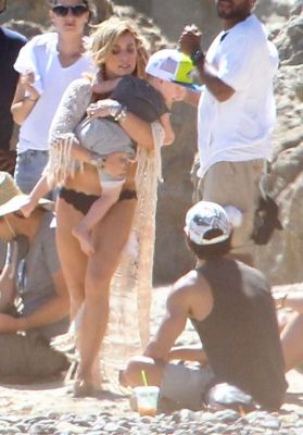 Video primo singolo 11 luglio 2014
Sul set del nuovo video musicale di Hilary Duff, girato a Malibu (11/7/2014)
