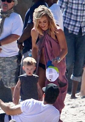 Video primo singolo 11 luglio 2014
Sul set del nuovo video musicale di Hilary Duff, girato a Malibu (11/7/2014)
