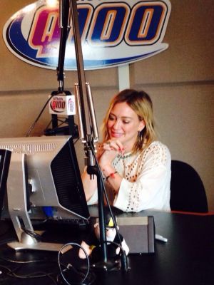 Intervista per Q100
Hilary Duff promuove il nuovo singolo "All About You" a Q100

