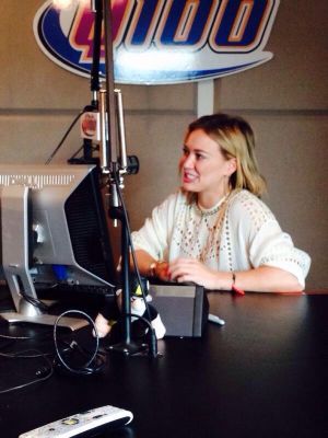 Intervista per Q100
Hilary Duff promuove il nuovo singolo "All About You" a Q100
