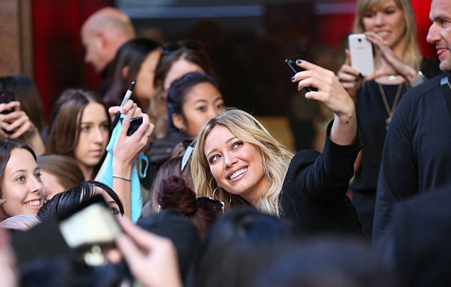Hilary Duff foto con i fan australiani