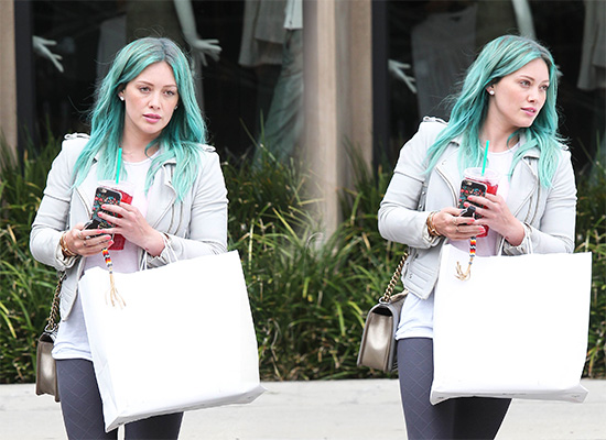 Hilary Duff si tinge i capelli blu
