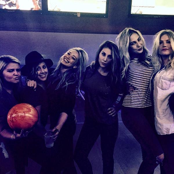 Hilary gioca a bowling con le amiche