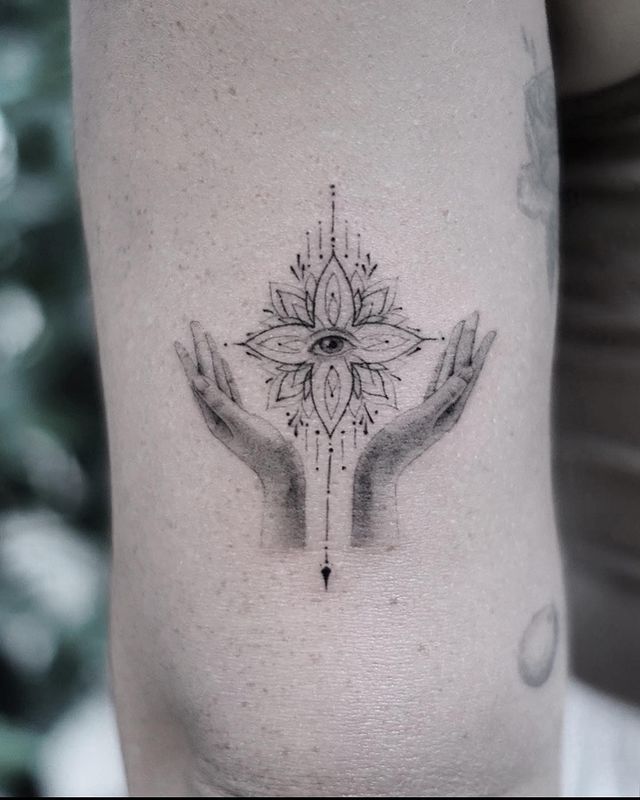 nuovo tatuaggio hilary duff gomito sinistro