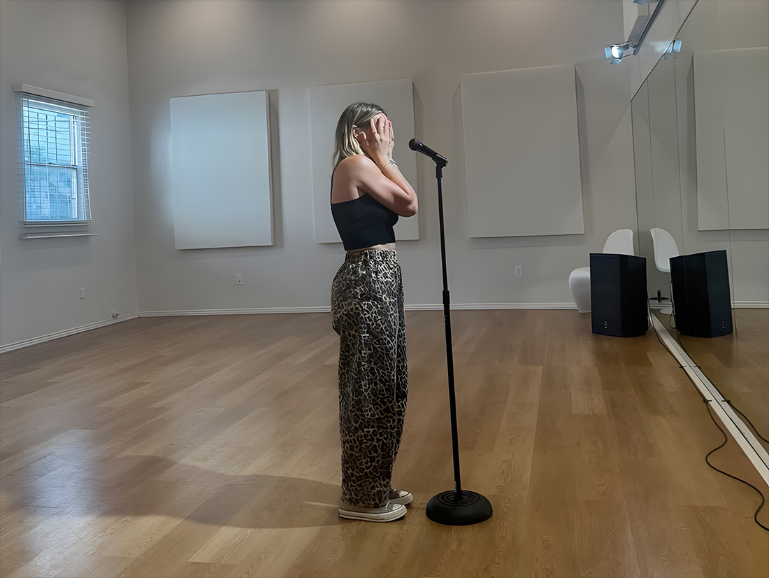 Hilary canta What Dreams Are Made Of